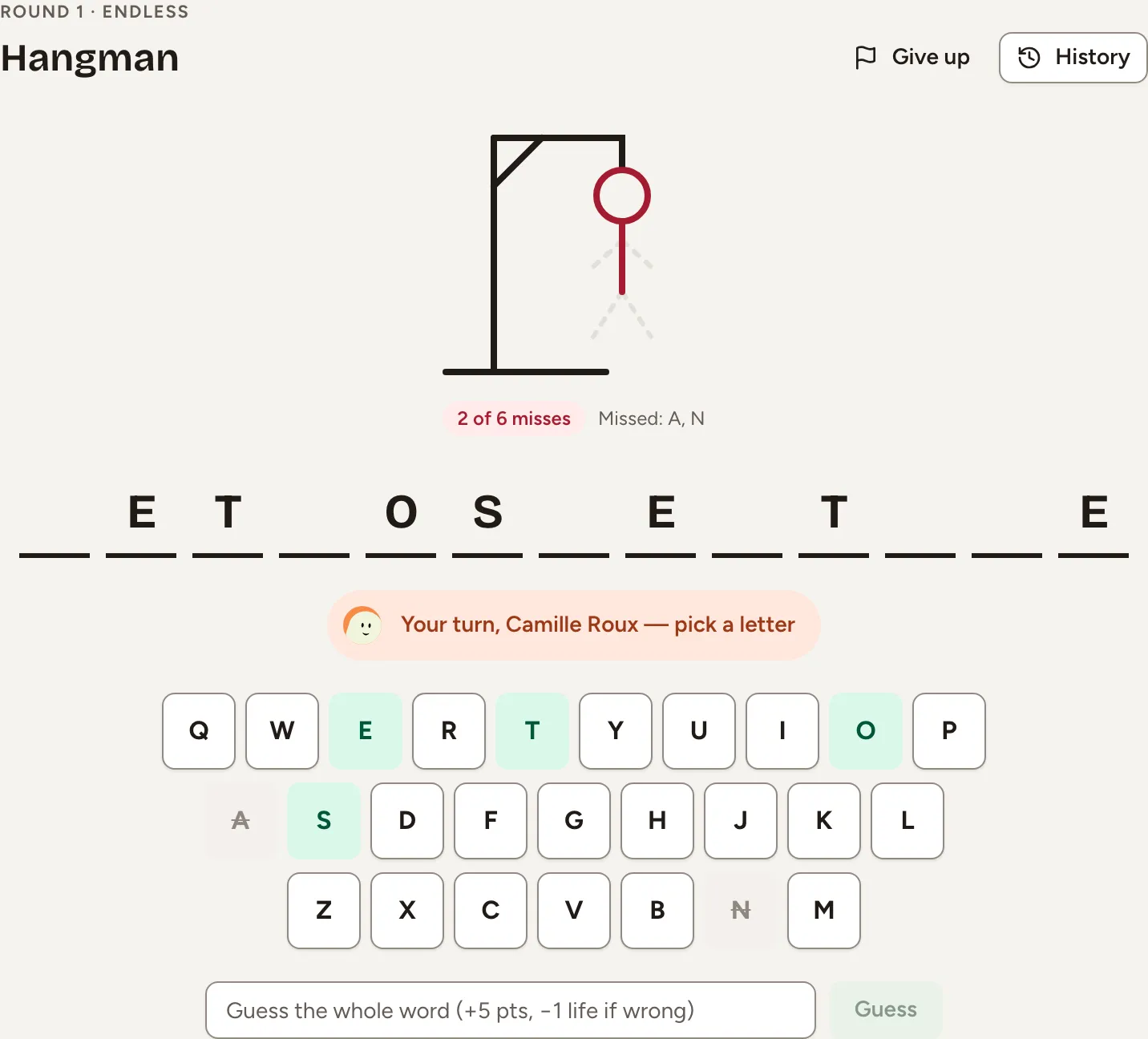 A round of Hangman: two misses out of six, the word with seven letters found, the banner saying whose turn it is, and the keyboard